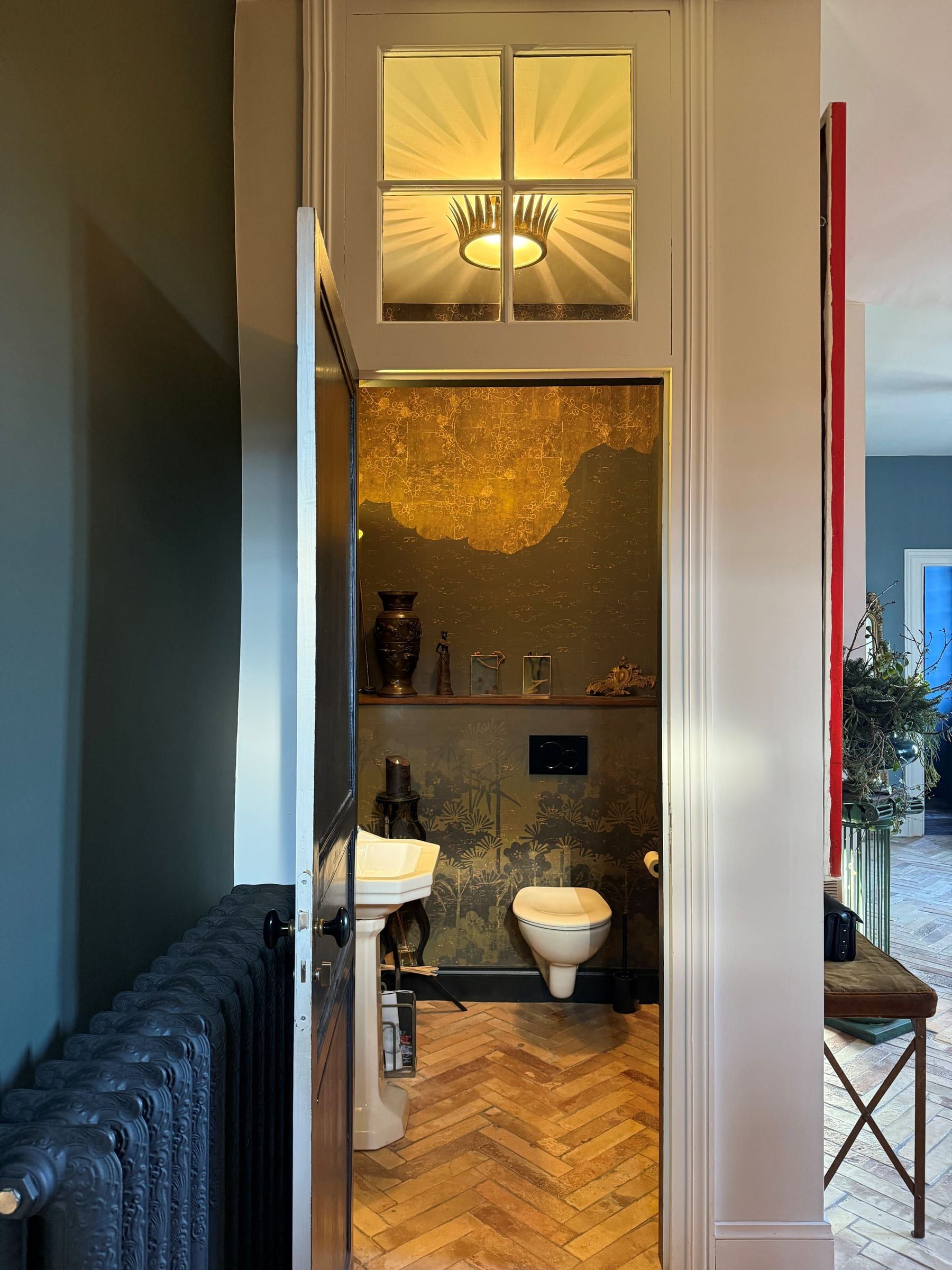 Cabinet de toilette sous imposte lumineuse