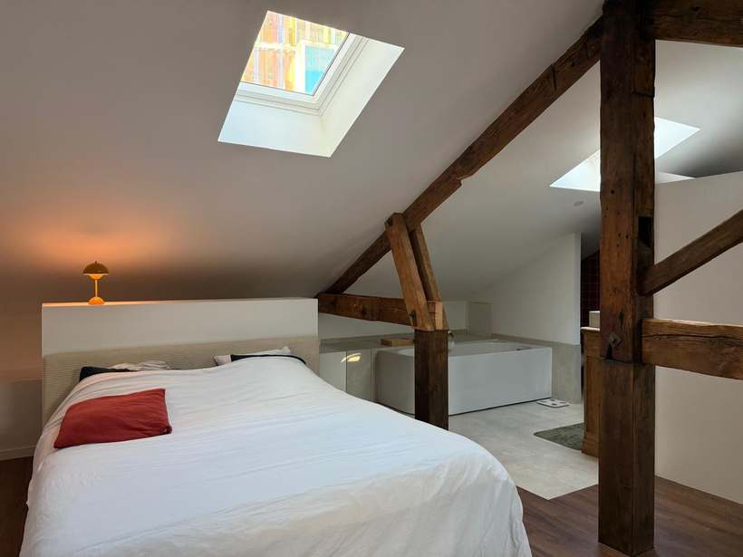Chambre sous la charpente et le châssis de toit