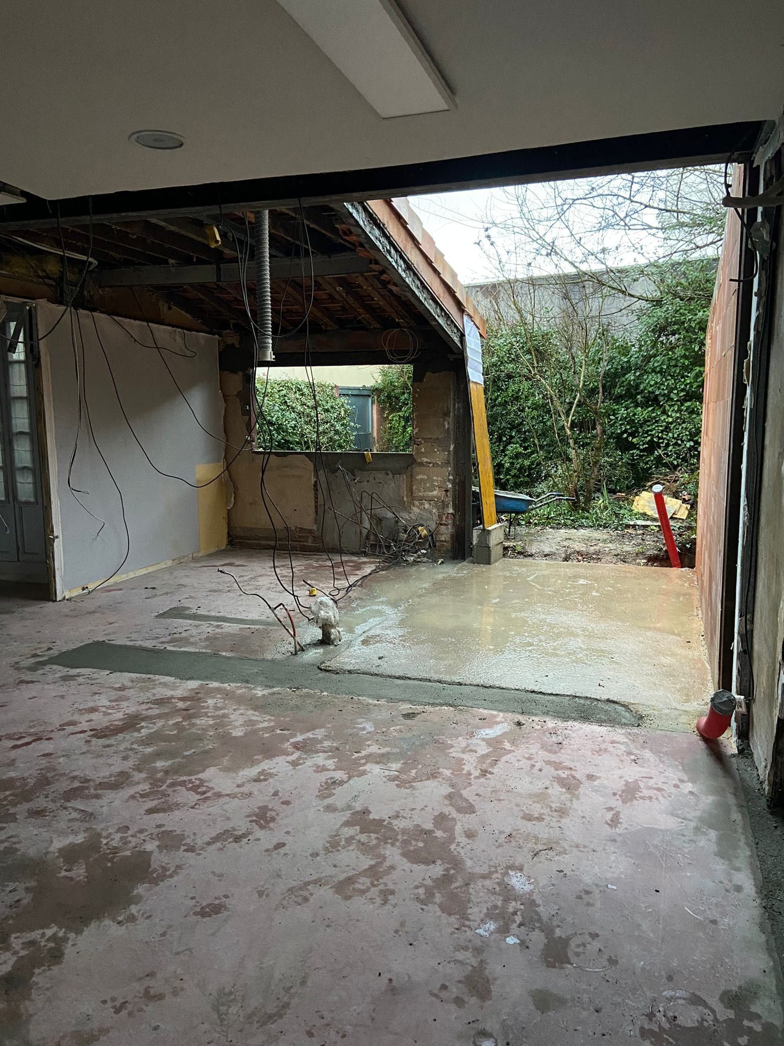 Le chantier : cloisons déposées, ouverture vers le jardin