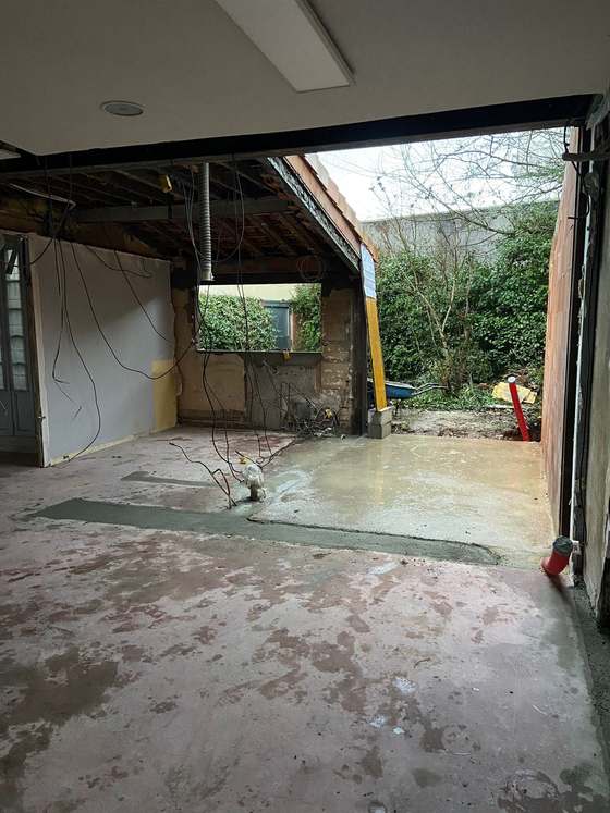 Le chantier : cloisons déposées, ouverture vers le jardin