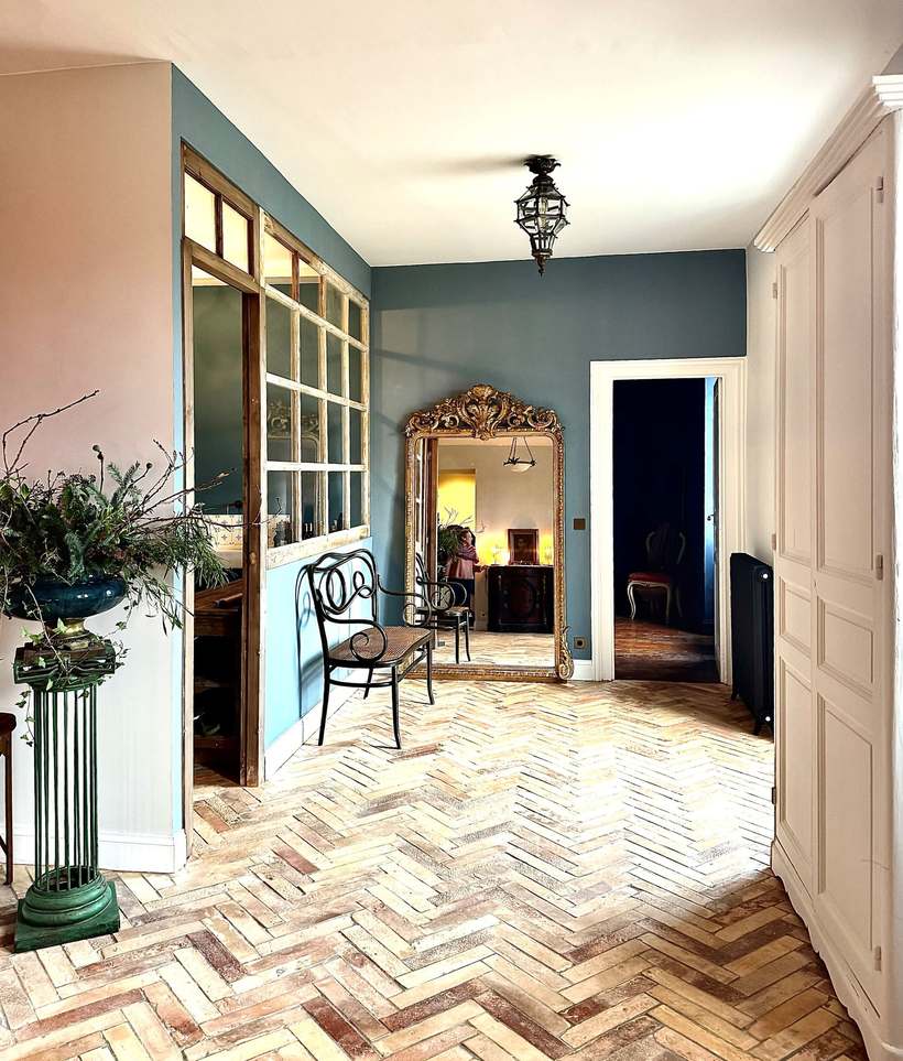 Couloir en parquet à bâtons rompus