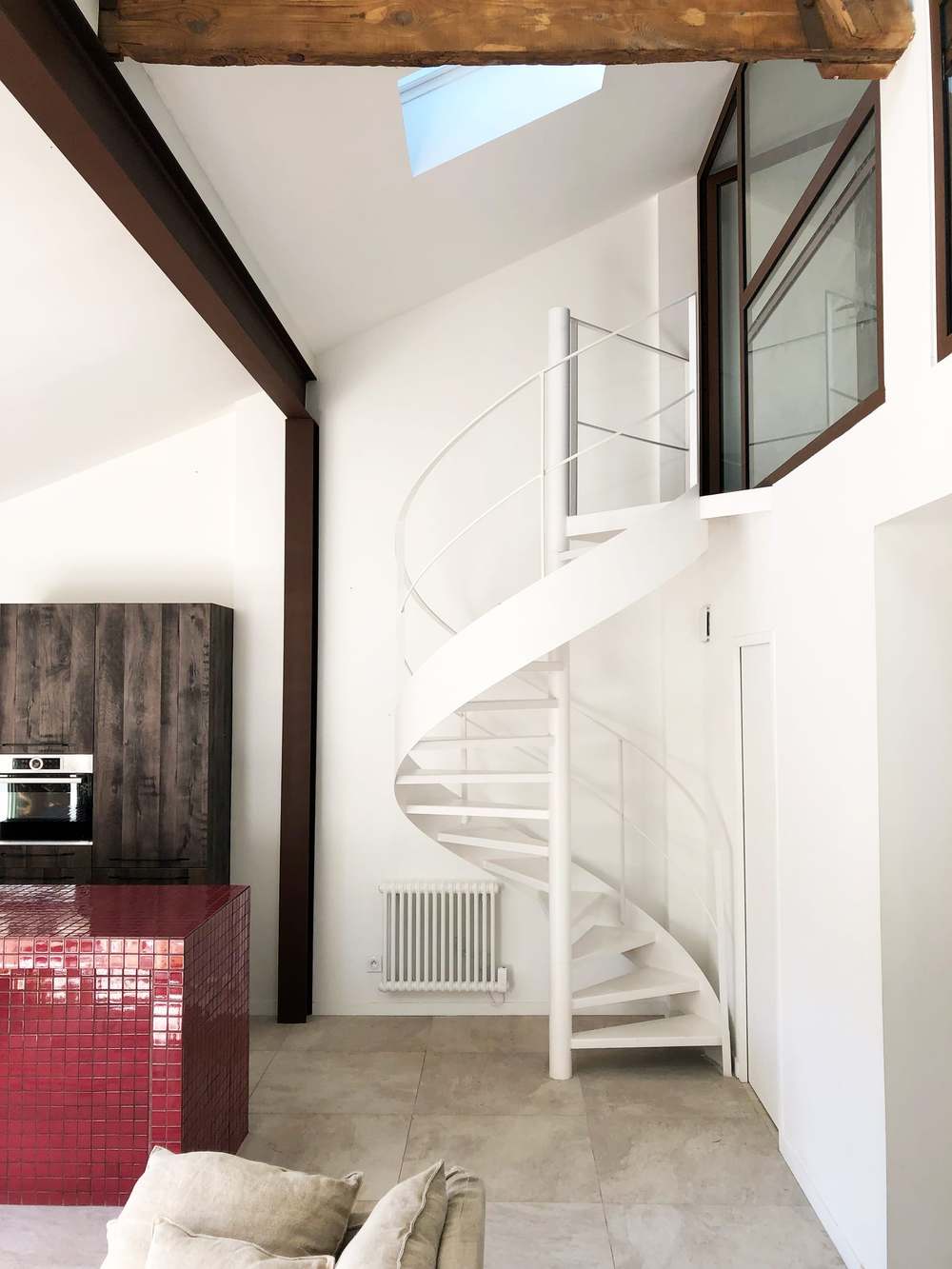 Escalier hélicoïdal blanc vers la mezzanine