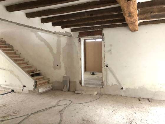 Intérieur avant travaux, poutres et escalier dépouillés