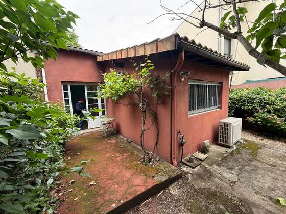 Le cabinet médical avant les travaux, façade enduite rose