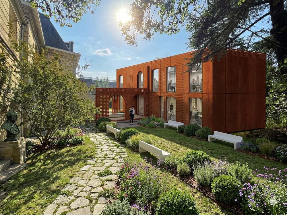 L'extension en acier corten perforé dans le jardin de la demeure