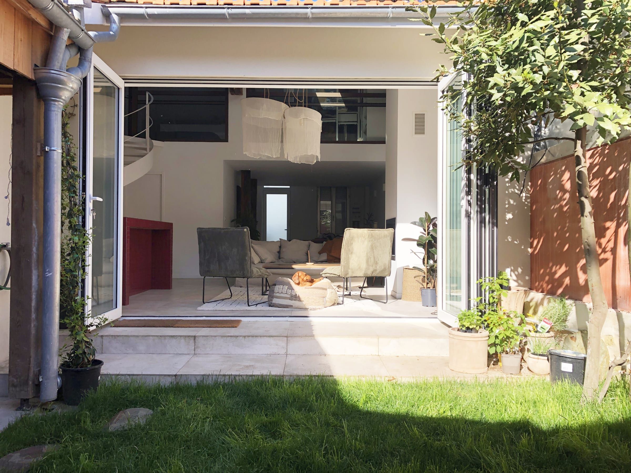 Le séjour grand ouvert sur le jardin