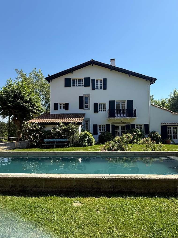 Piscine au pied de la façade