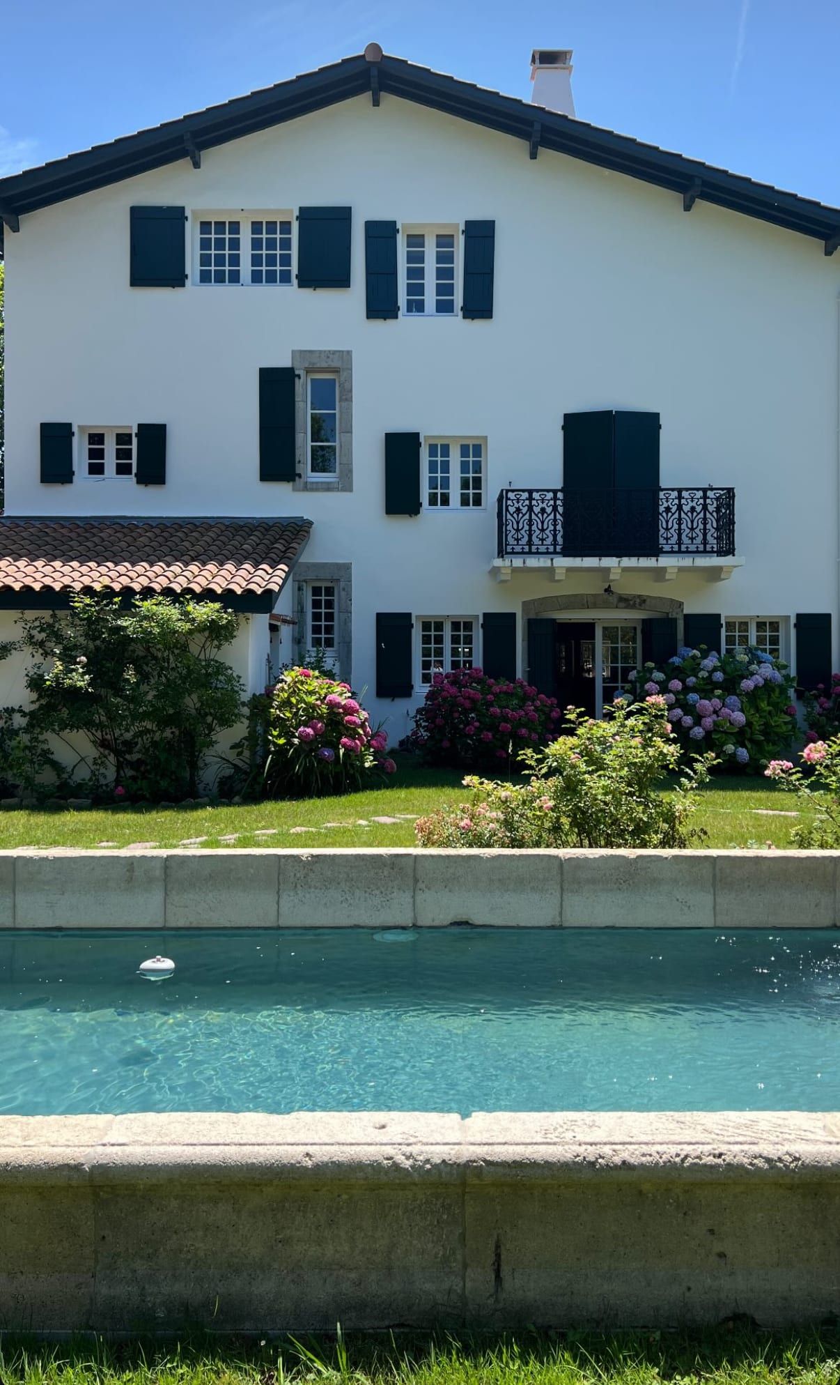 Piscine au pied de la façade