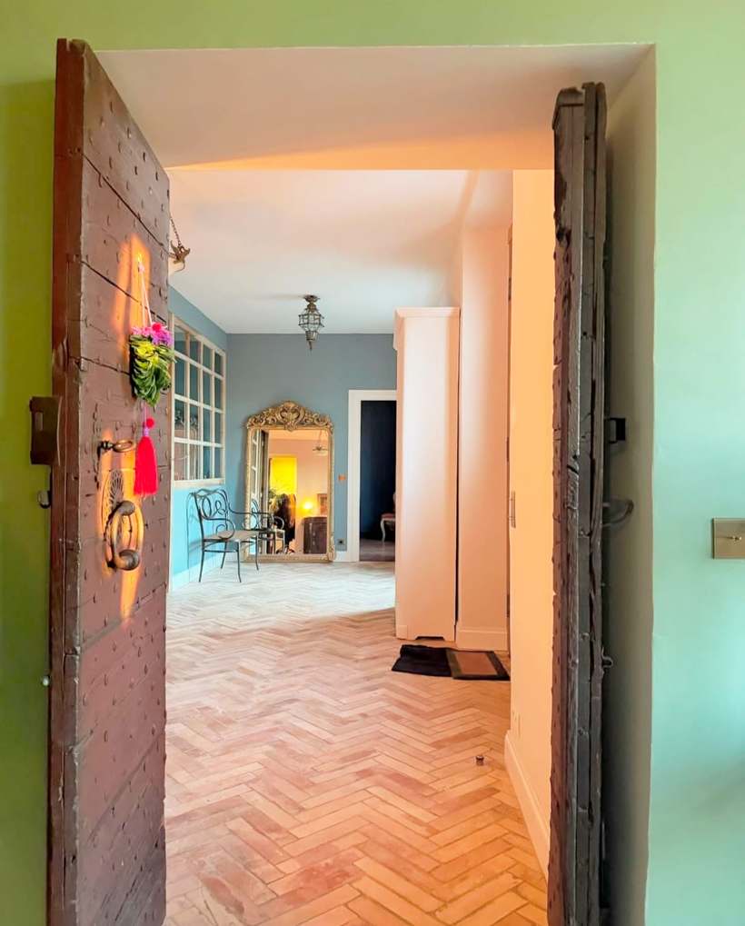 Porte ancienne restaurée ouvrant sur l'enfilade