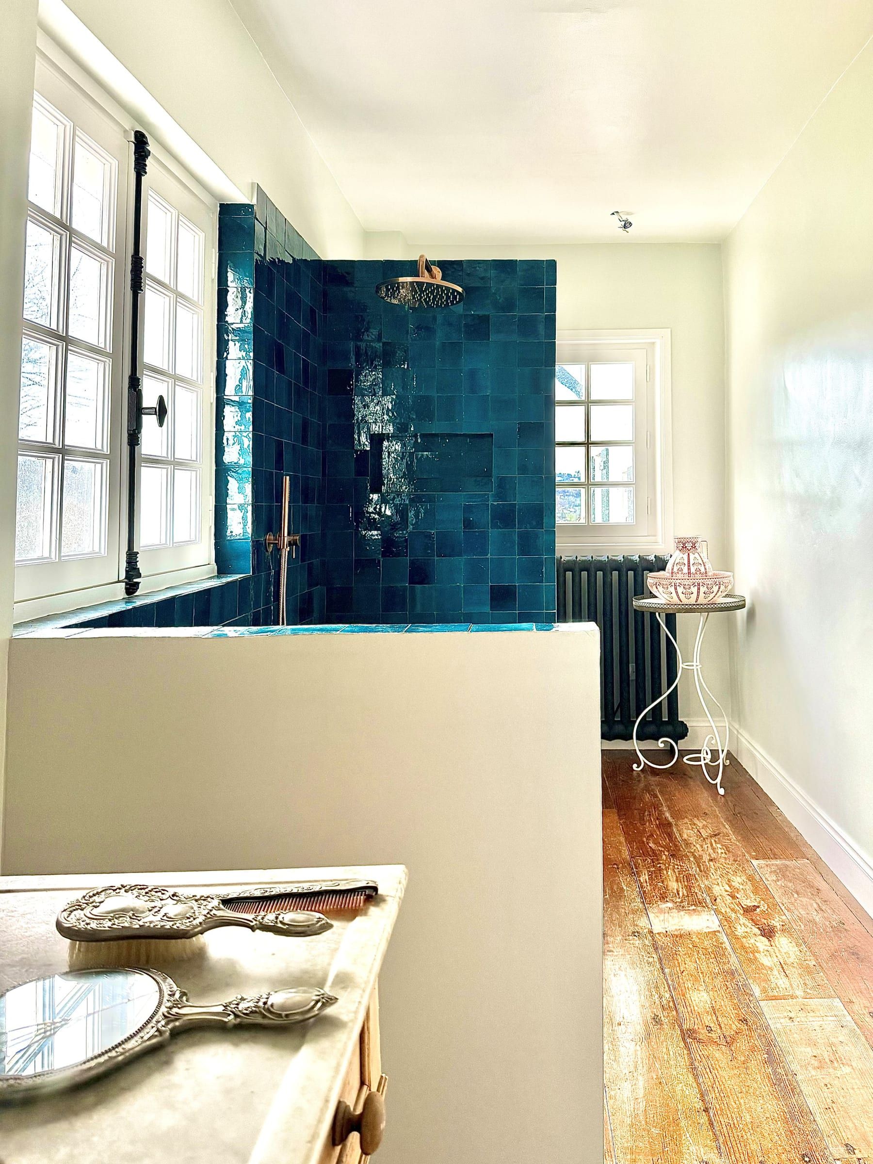 Salle de bain bleue