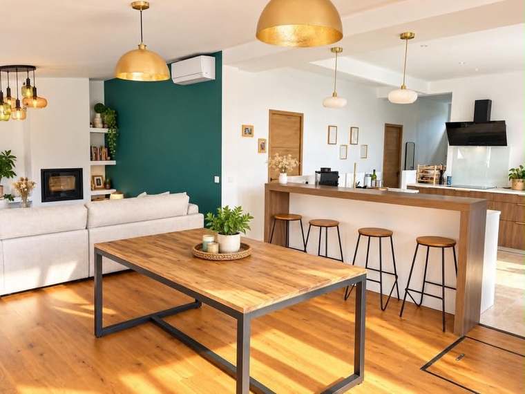Séjour et cuisine ouverte, mur vert et parquet clair