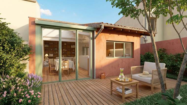 La véranda ouverte sur la terrasse en bois et le jardin
