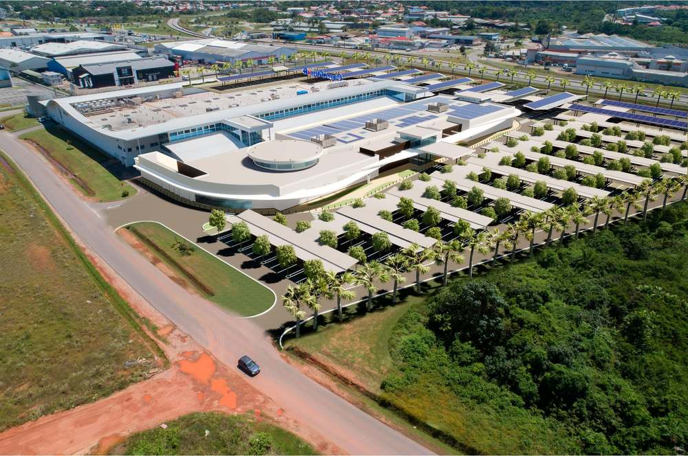 Vue aérienne du centre commercial et de son parking sous ombrières photovoltaïques